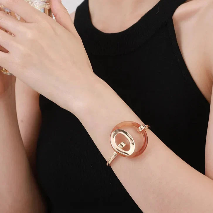 Elegantes Golden Damen Armreif mit Haken-Verschluss