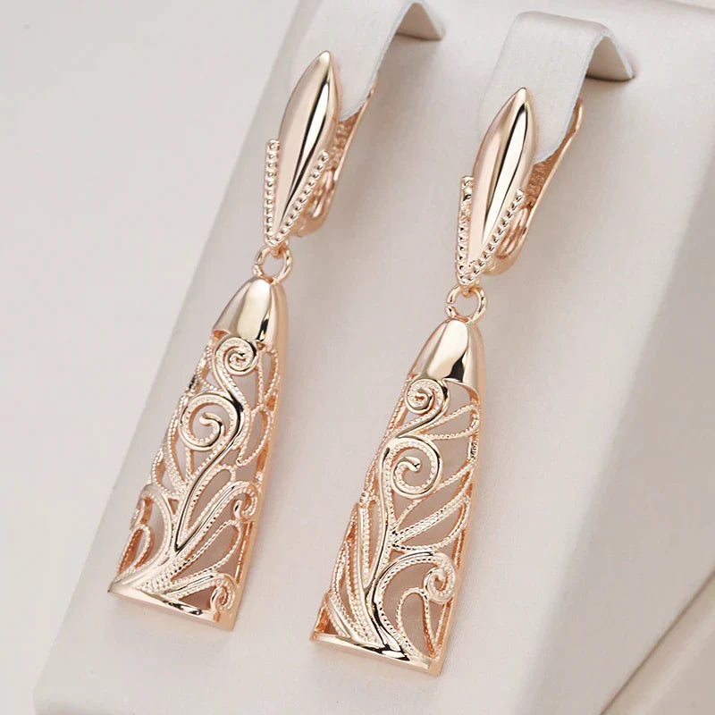 Elegante Tropfenohrringe in Gold