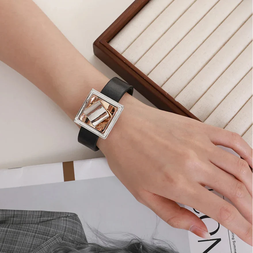 Elegantes Damen Magnetarmband aus Leder mit geometrischem Design