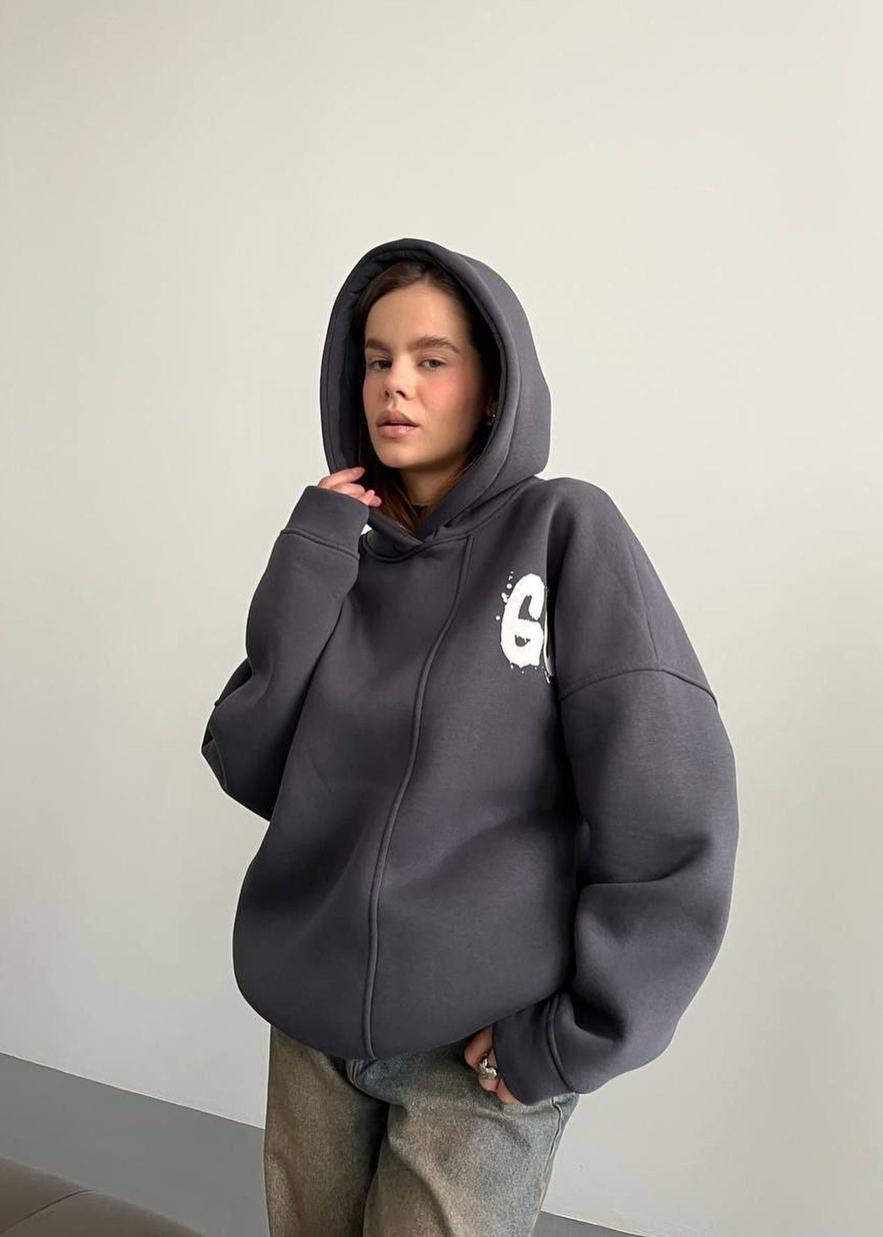 Oversized Hoodie mit abstraktem Rückendruck – Urban, Cozy & Ausdrucksstark