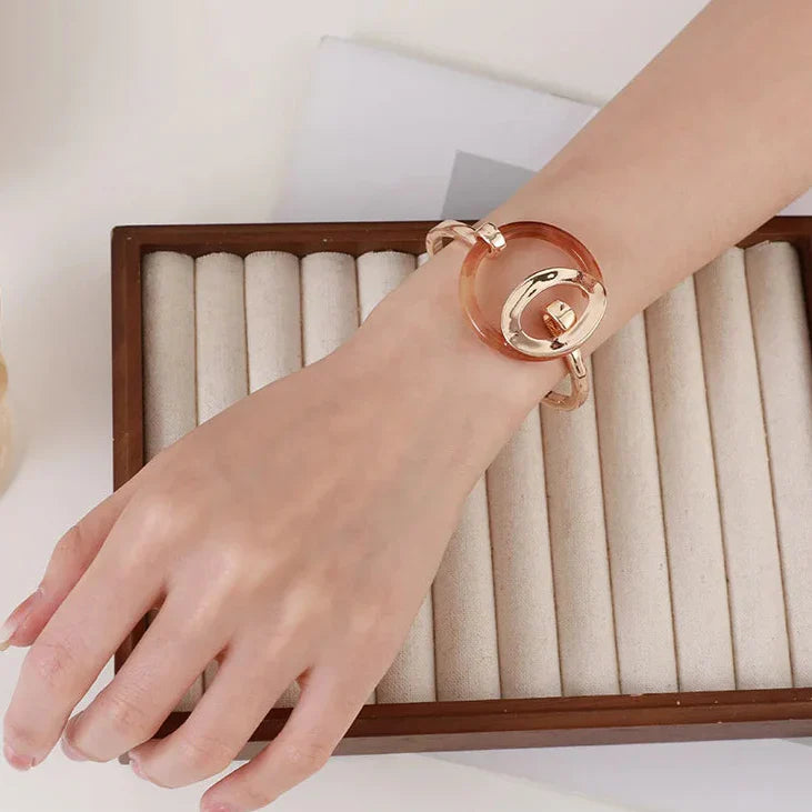 Elegantes Golden Damen Armreif mit Haken-Verschluss