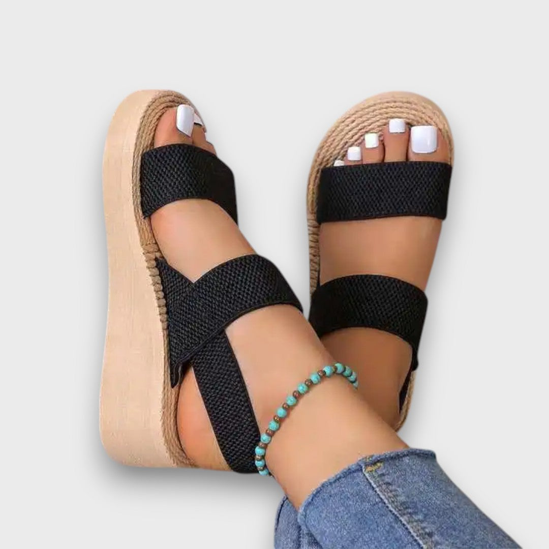 Aneira – Plateau-Sandalen mit schlichter Eleganz