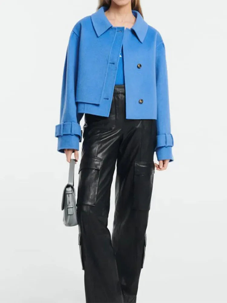 Sabine | Einfarbiger Kurzmantel aus Wolle mit zwei Knöpfen