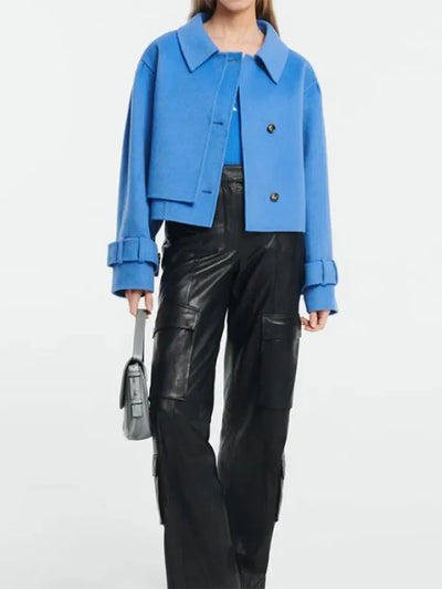 Sabine | Einfarbiger Kurzmantel aus Wolle mit zwei Knöpfen