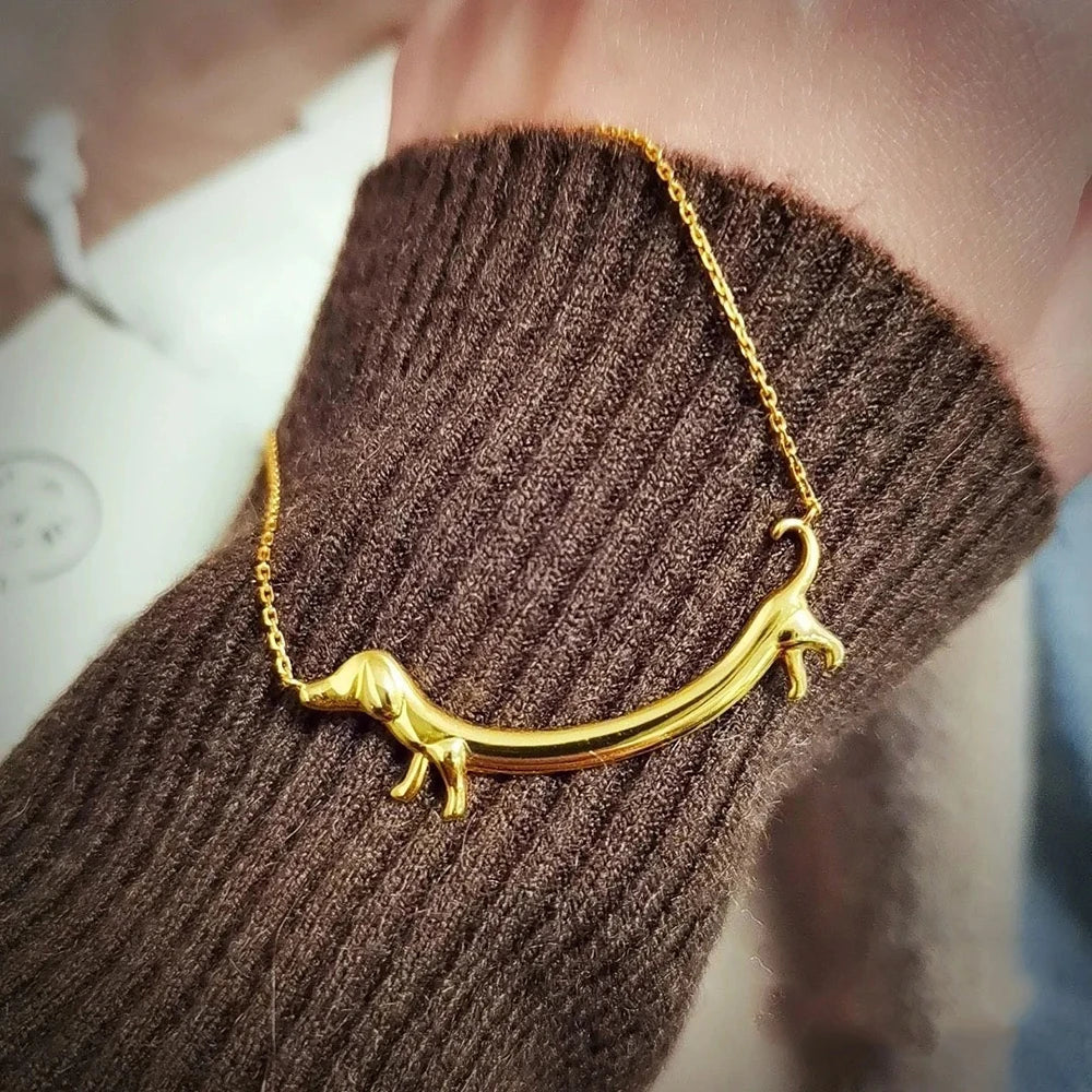 LILOU – Elegante Dackel-Halskette im stilvollen Goldoptik