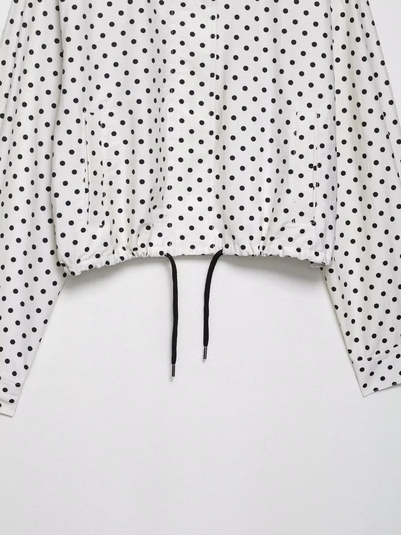 Dotty | Leichte Polka-Dot-Jacke mit Stehkragen &amp; Kordelzug