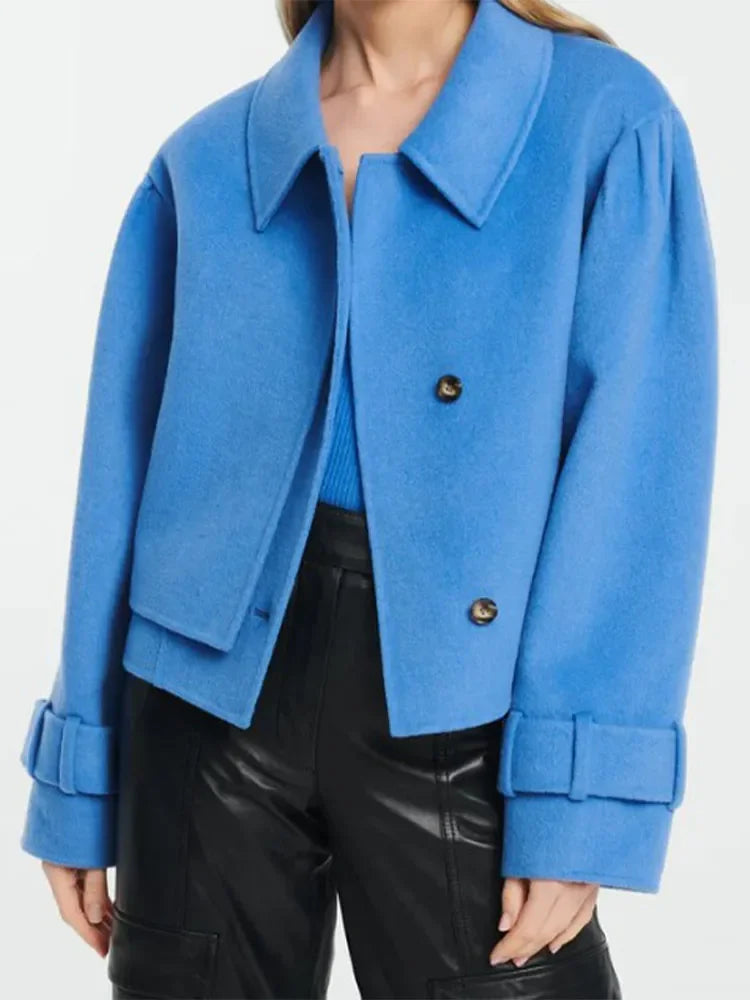 Sabine | Einfarbiger Kurzmantel aus Wolle mit zwei Knöpfen