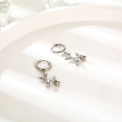 Elegant MINI Goldene Huggie-Creolen mit Verspieltem Ballonhund-Anhänger