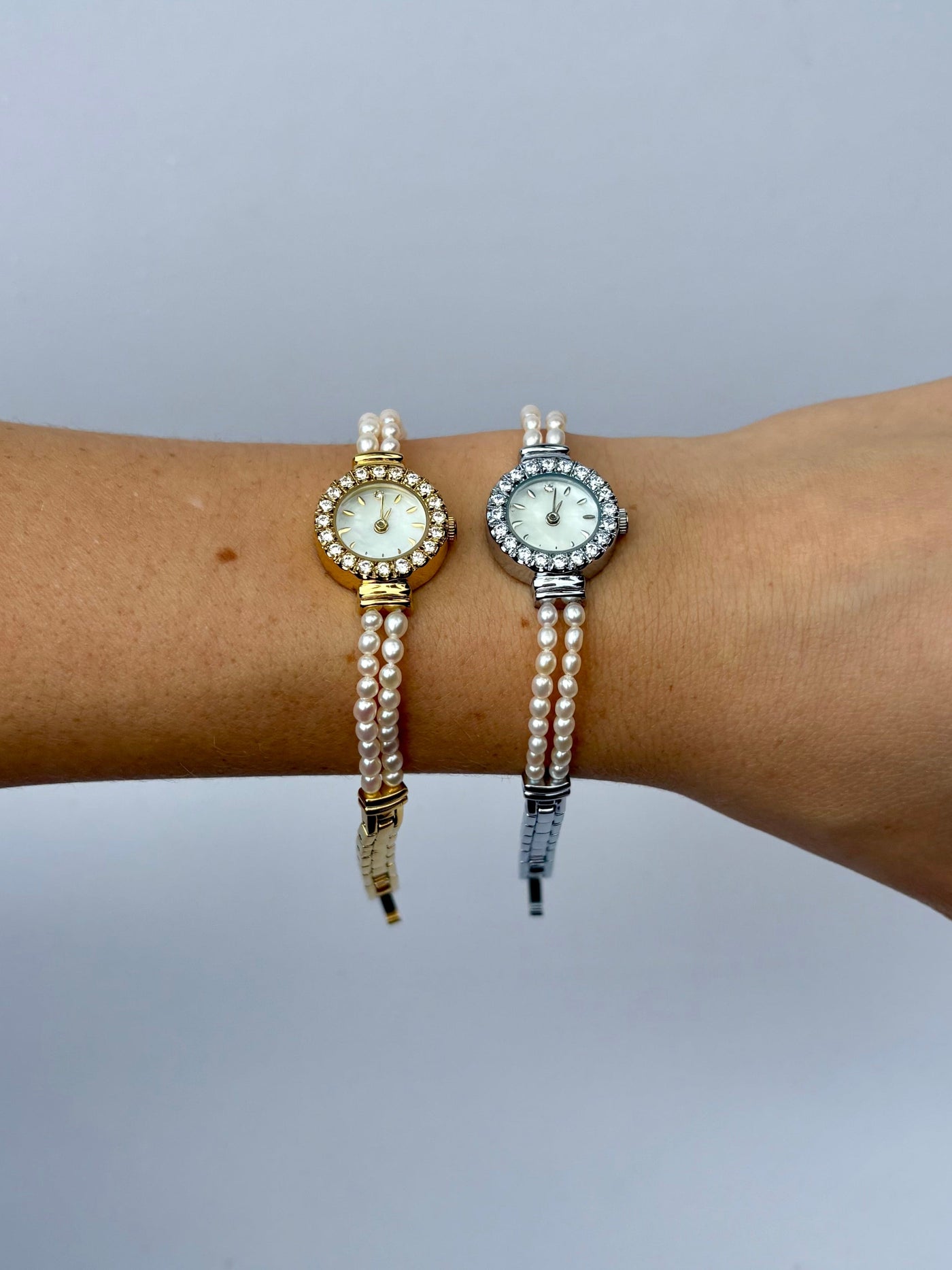 Elegante Vintage Damen Armbanduhr mit Perlendetails