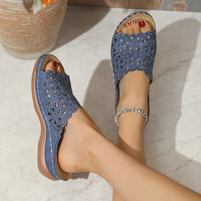 Mika™ – Sandalen im Blumenstil