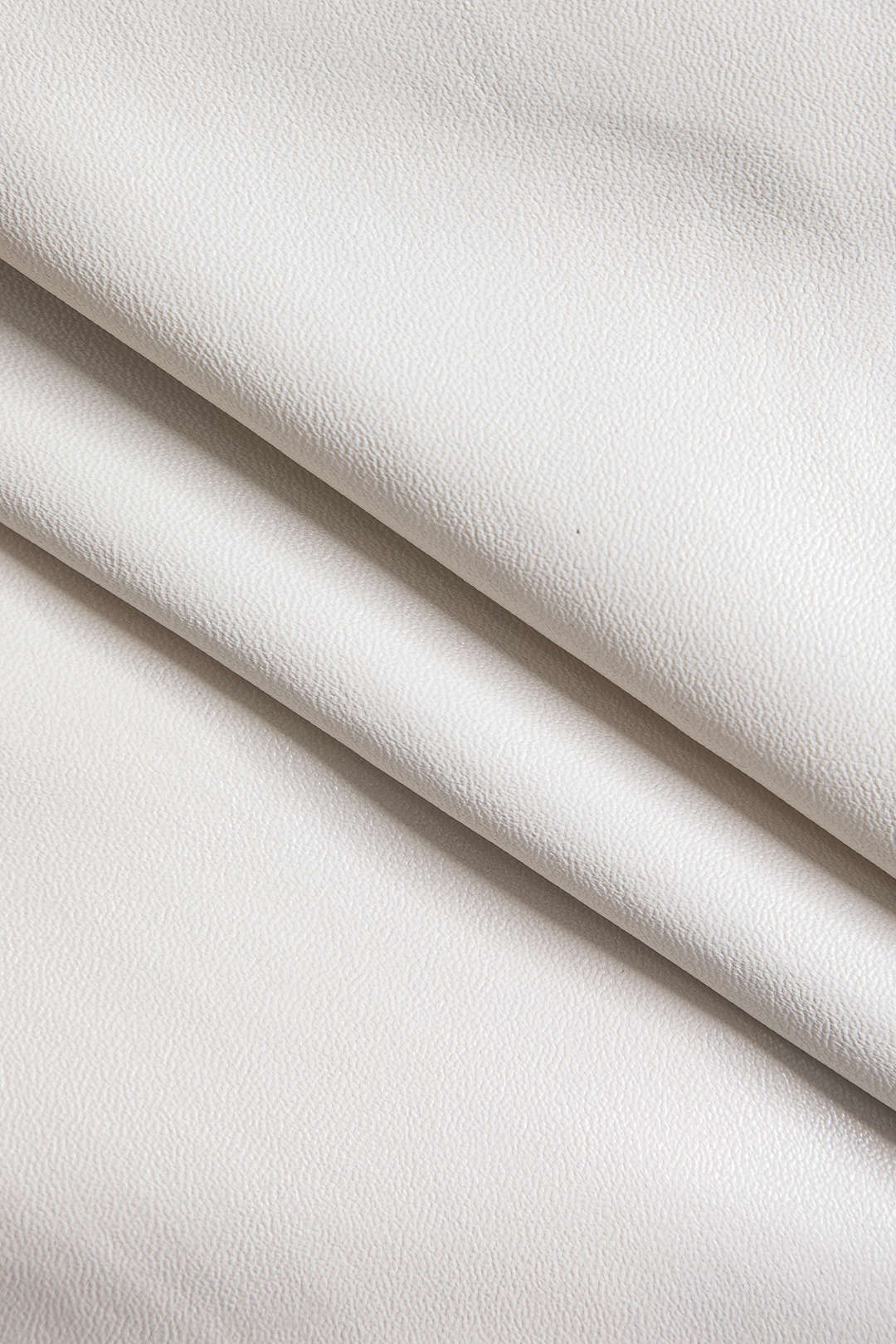 Selene | Moderner Kunstleder-Minirock mit seitlichem Reißverschluss und asymmetrischem Schlitz