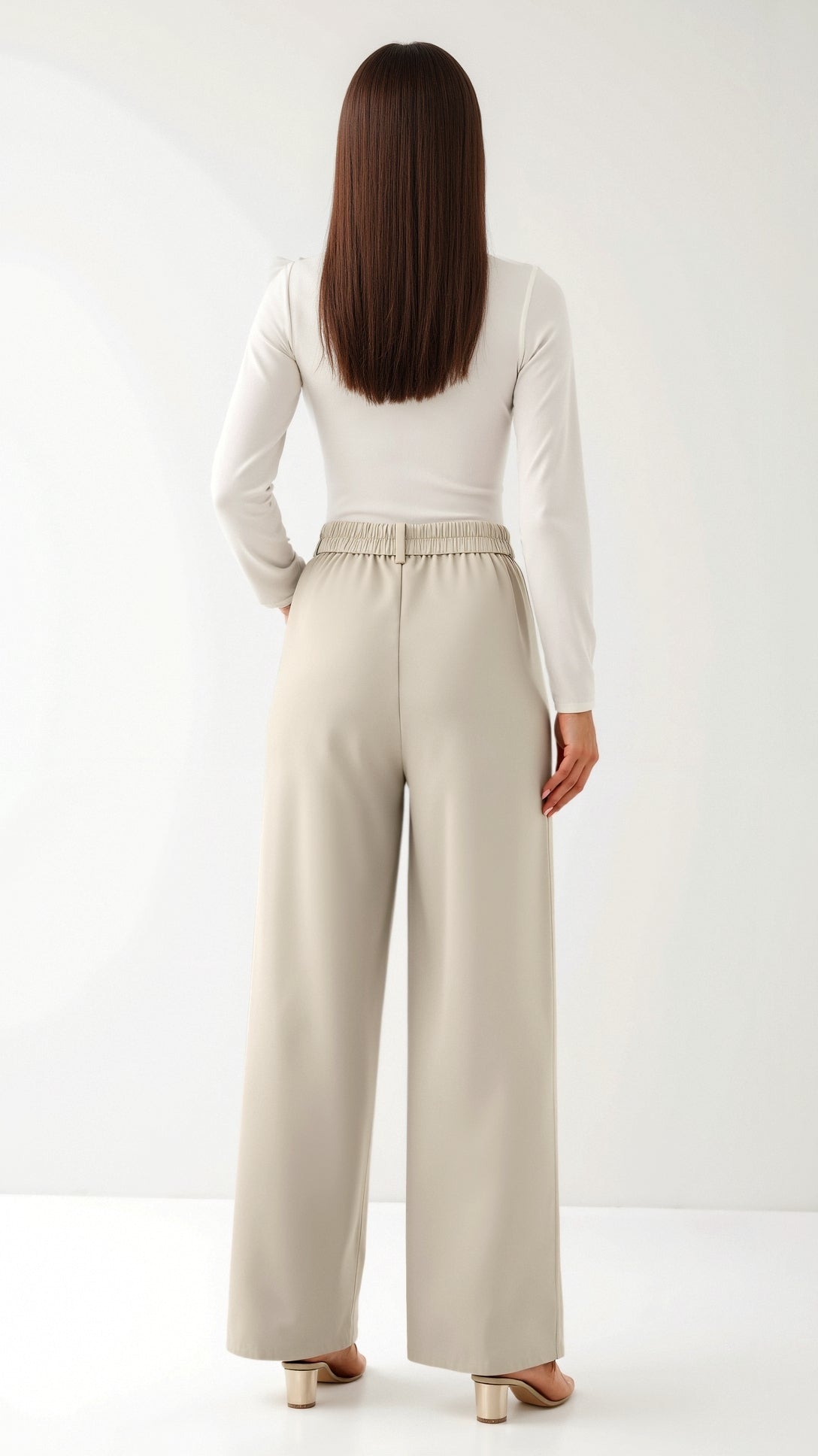 Emma Hose mit weitem Bein