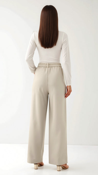 Emma Hose mit weitem Bein