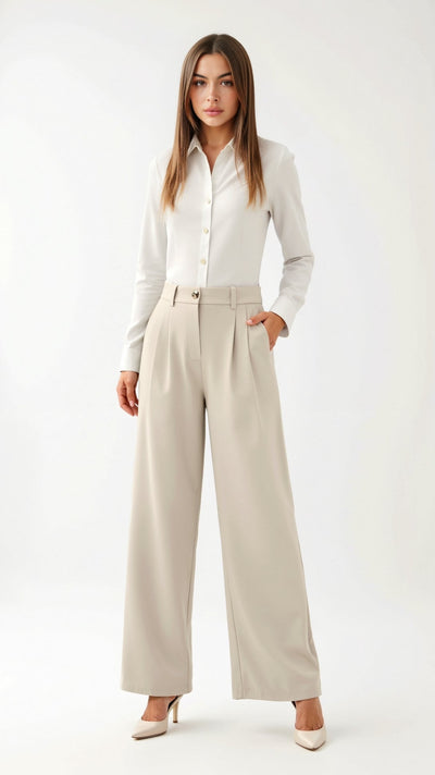 Emma Hose mit weitem Bein