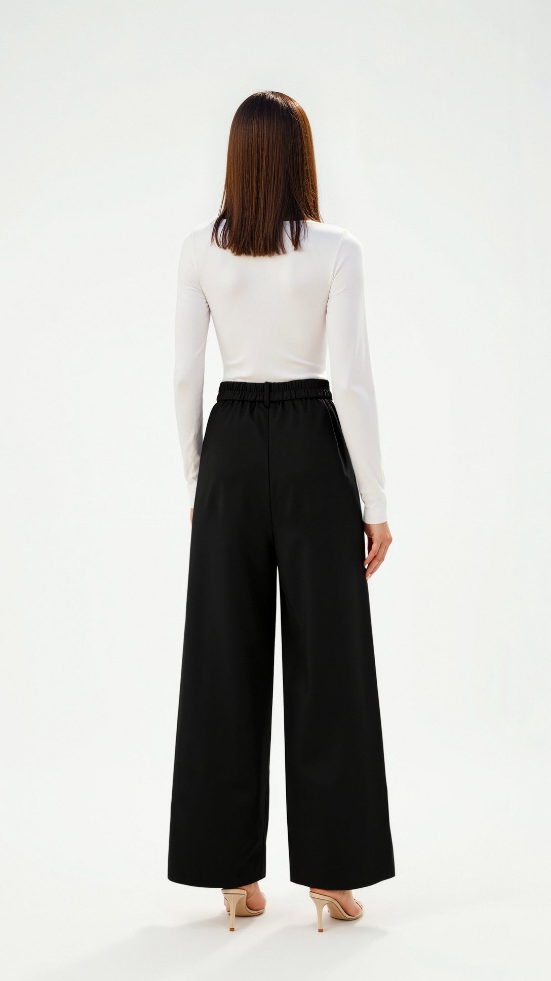 Emma Hose mit weitem Bein