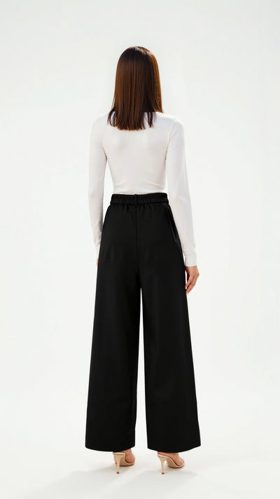 Emma Hose mit weitem Bein