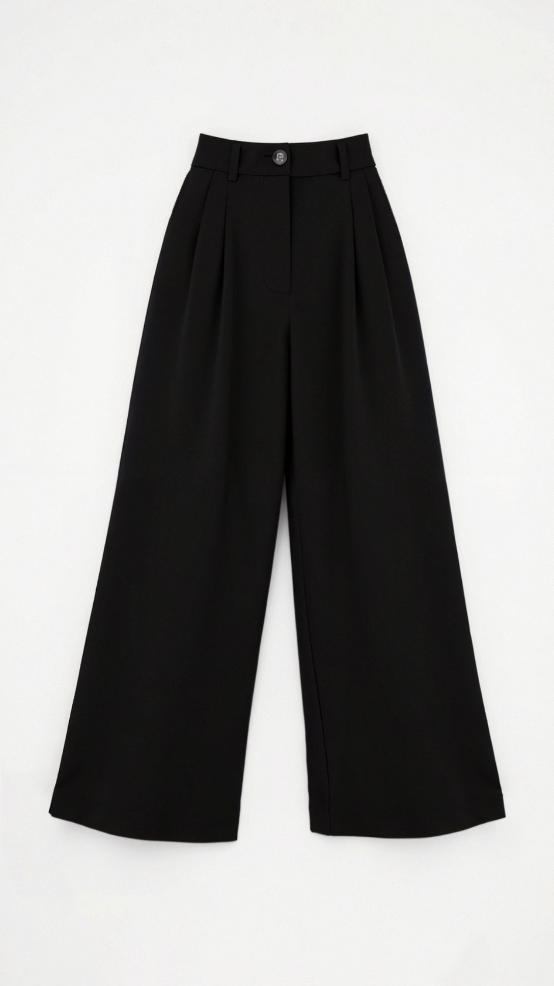 Emma Hose mit weitem Bein