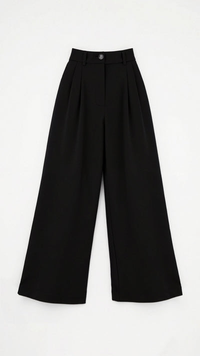 Emma Hose mit weitem Bein