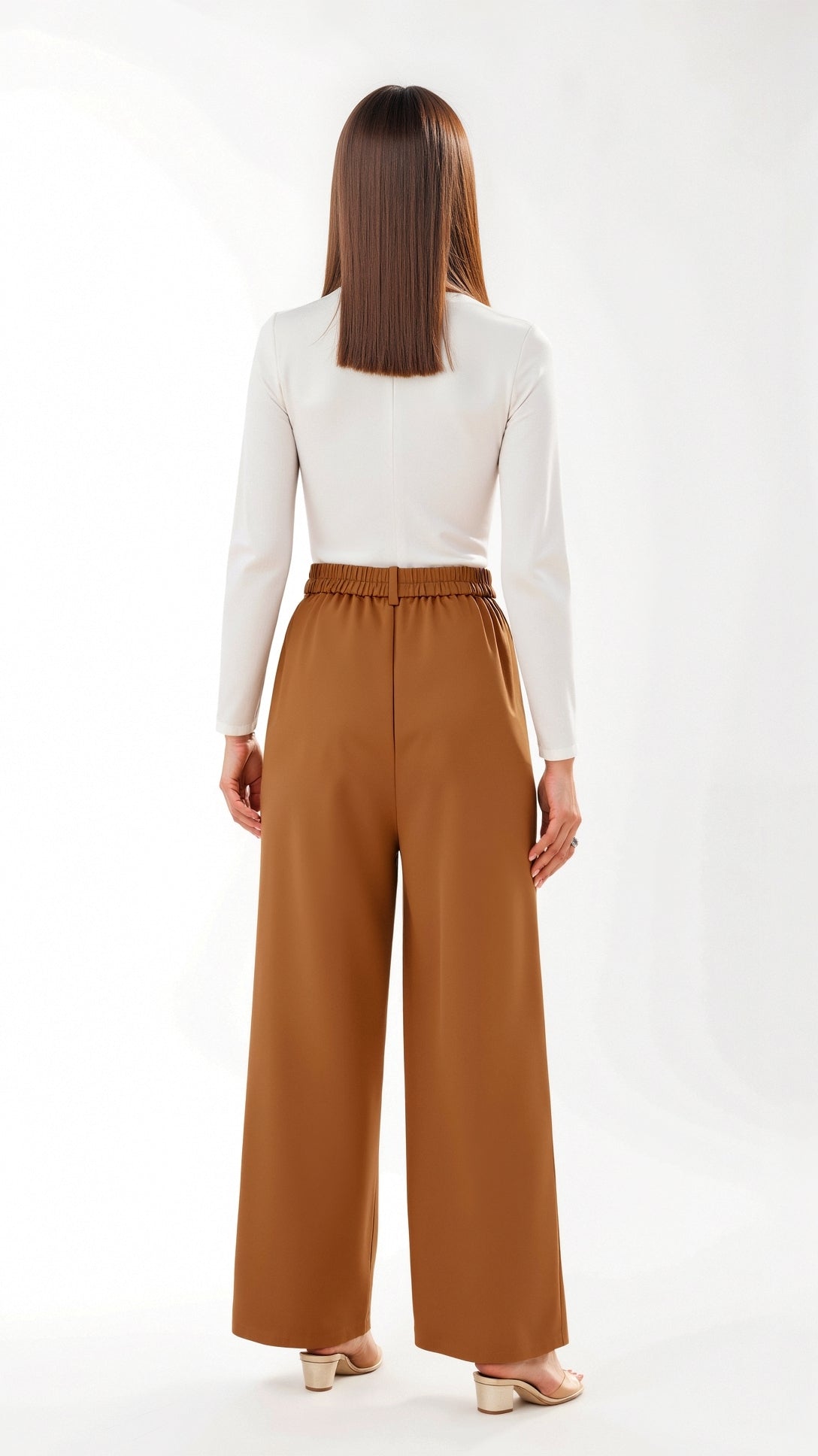 Emma Hose mit weitem Bein