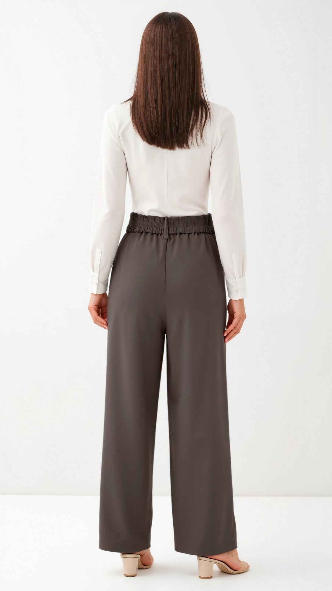 Emma Hose mit weitem Bein