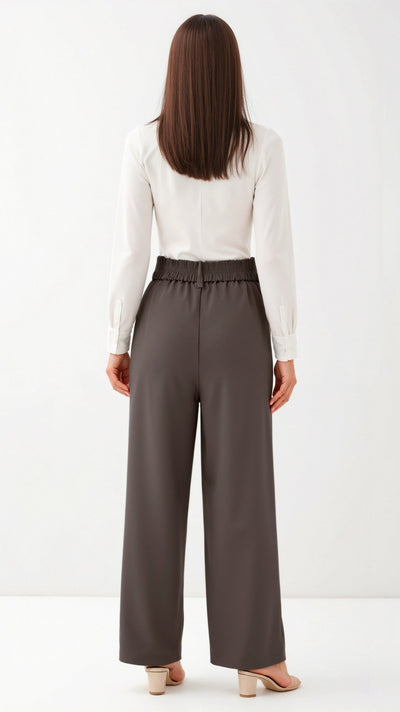 Emma Hose mit weitem Bein