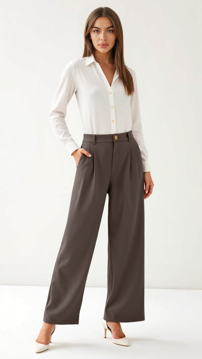 Emma Hose mit weitem Bein