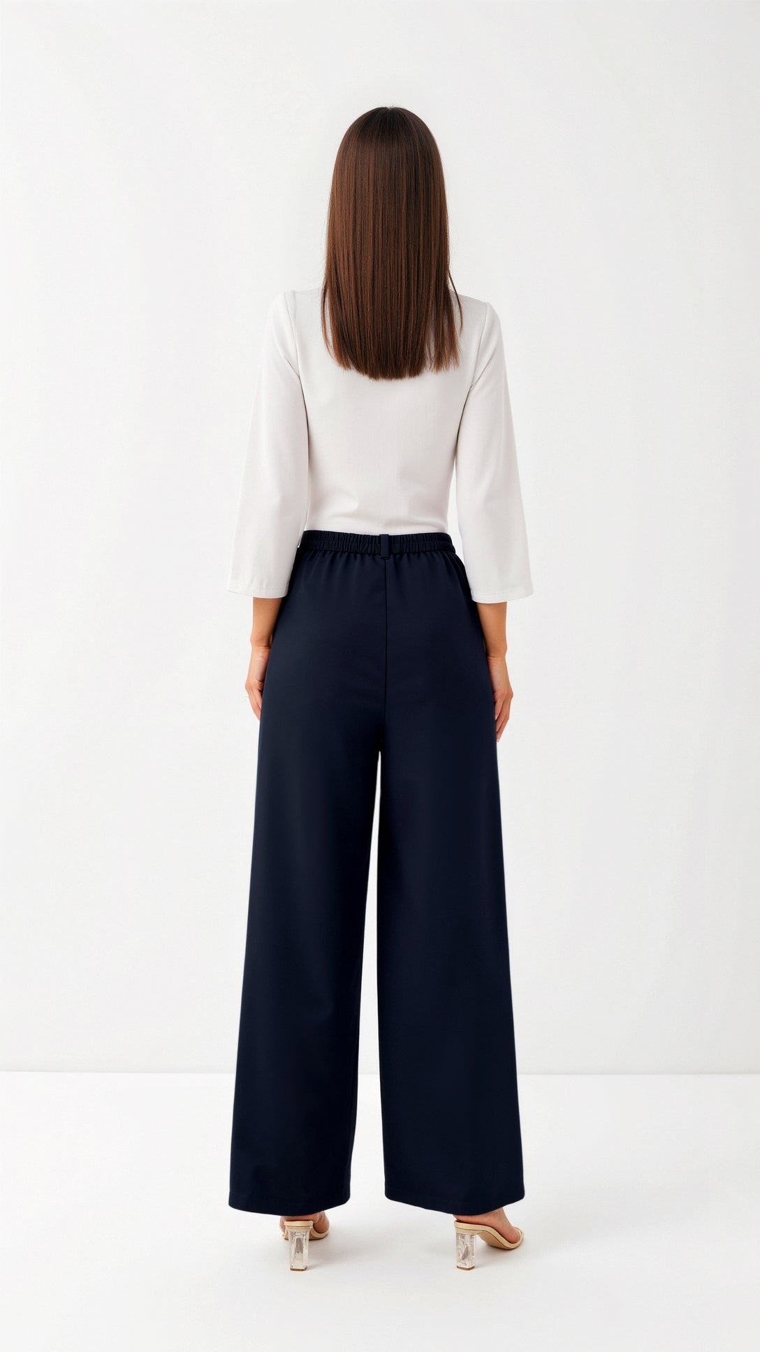 Emma Hose mit weitem Bein