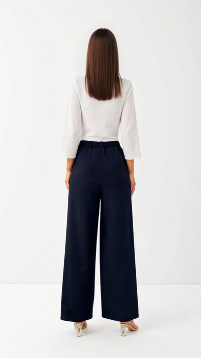 Emma Hose mit weitem Bein