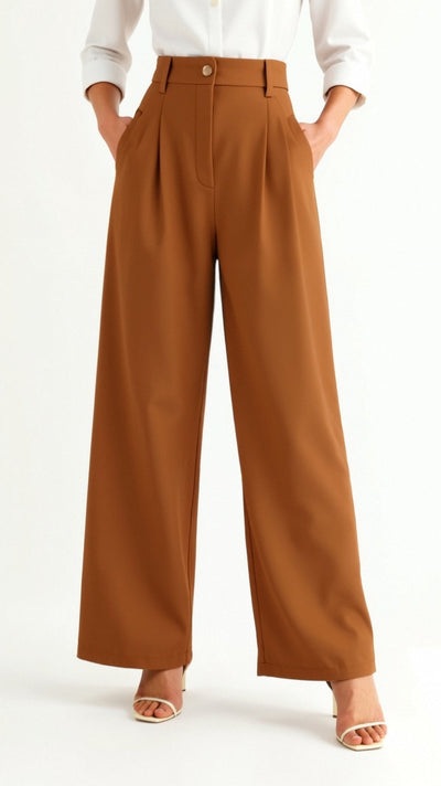 Emma Hose mit weitem Bein