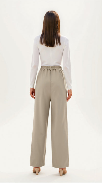 Emma Hose mit weitem Bein