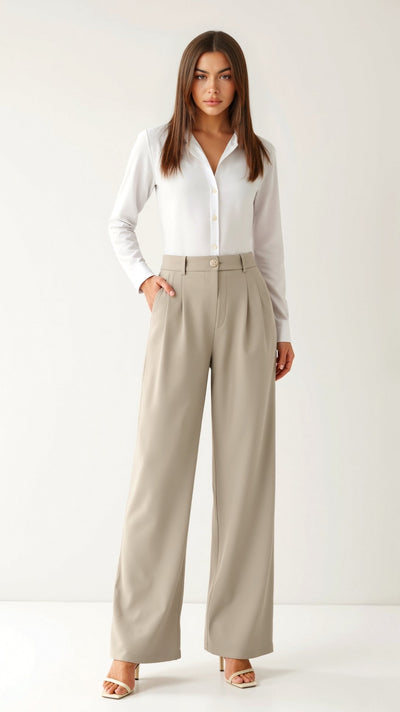 Emma Hose mit weitem Bein