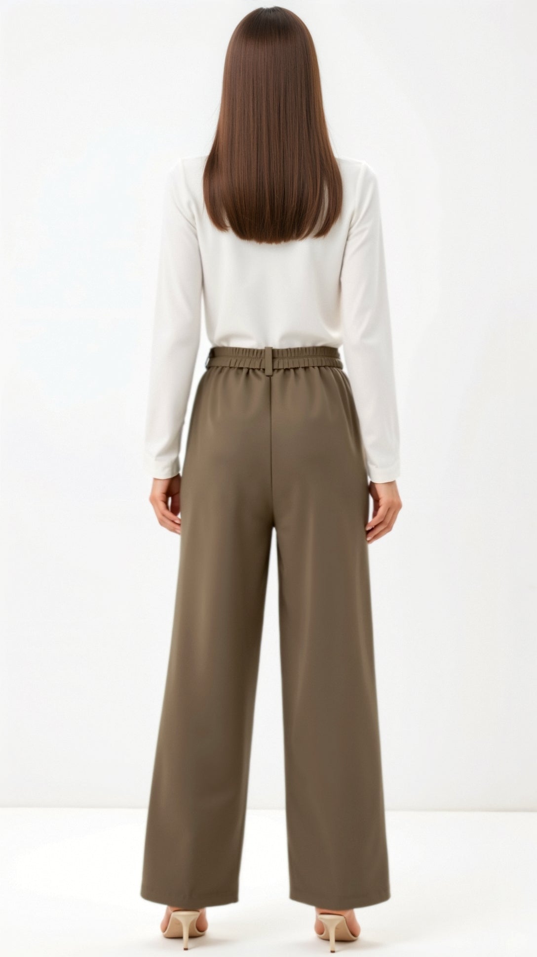 Emma Hose mit weitem Bein