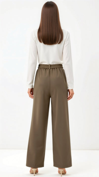 Emma Hose mit weitem Bein