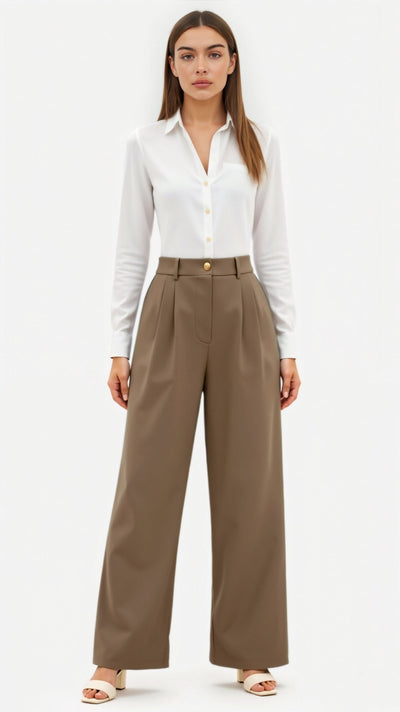 Emma Hose mit weitem Bein