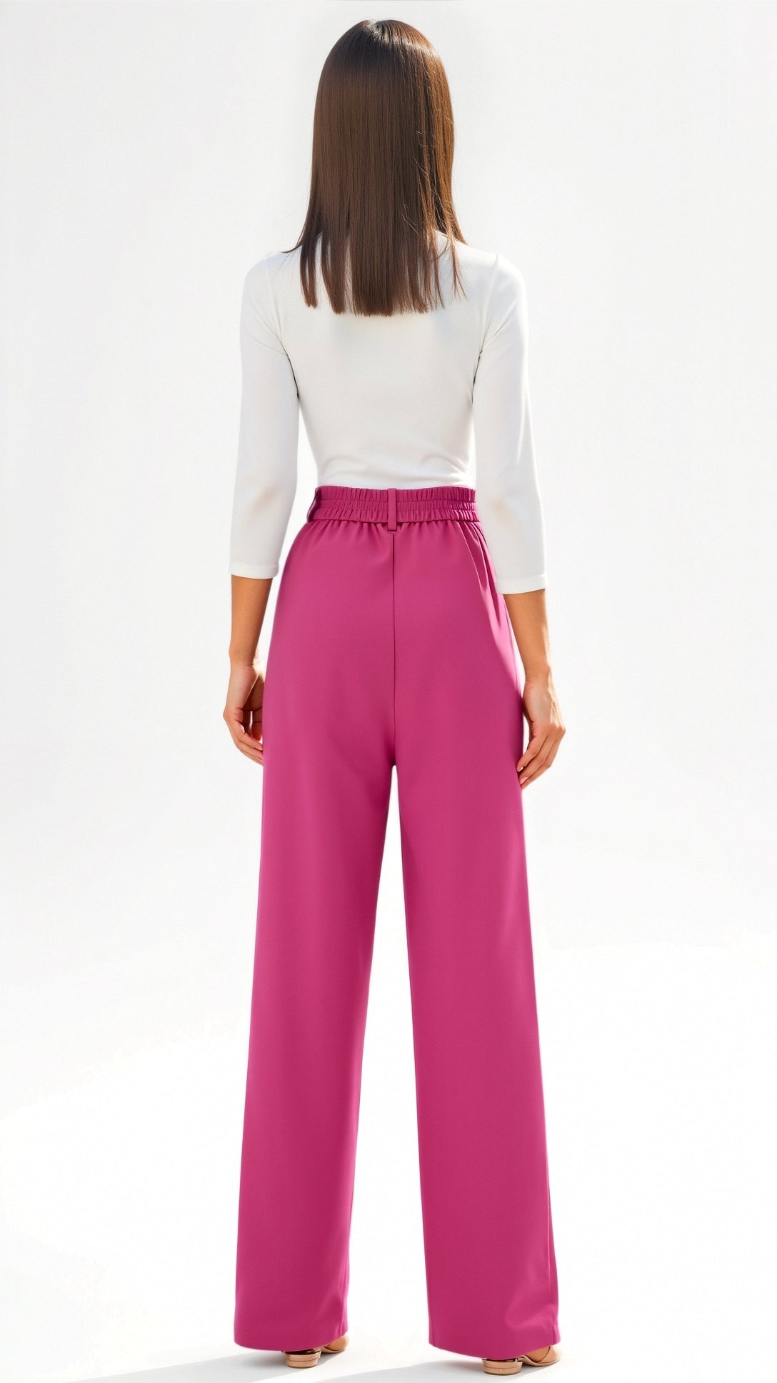 Emma Hose mit weitem Bein