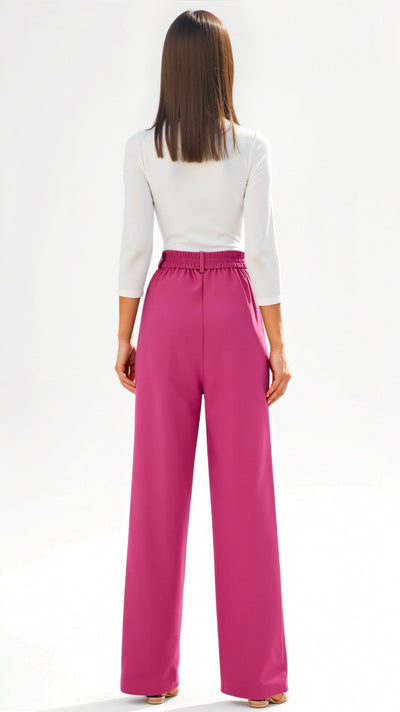 Emma Hose mit weitem Bein