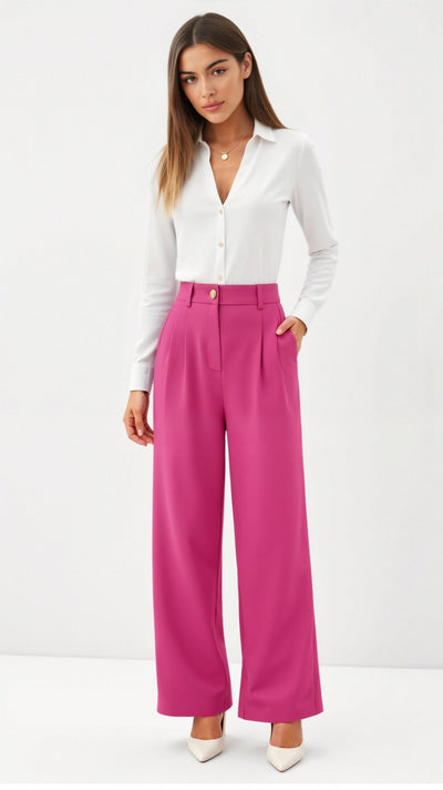 Emma Hose mit weitem Bein