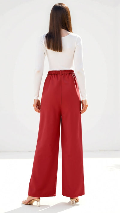 Emma Hose mit weitem Bein