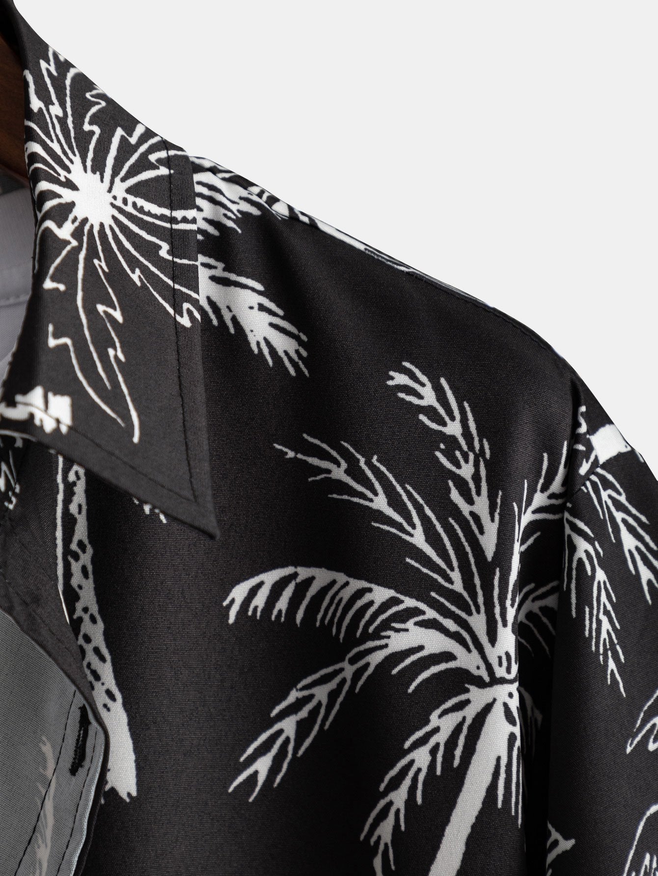 Hemd mit Palmenmuster und Badeshorts mit Knopfleiste