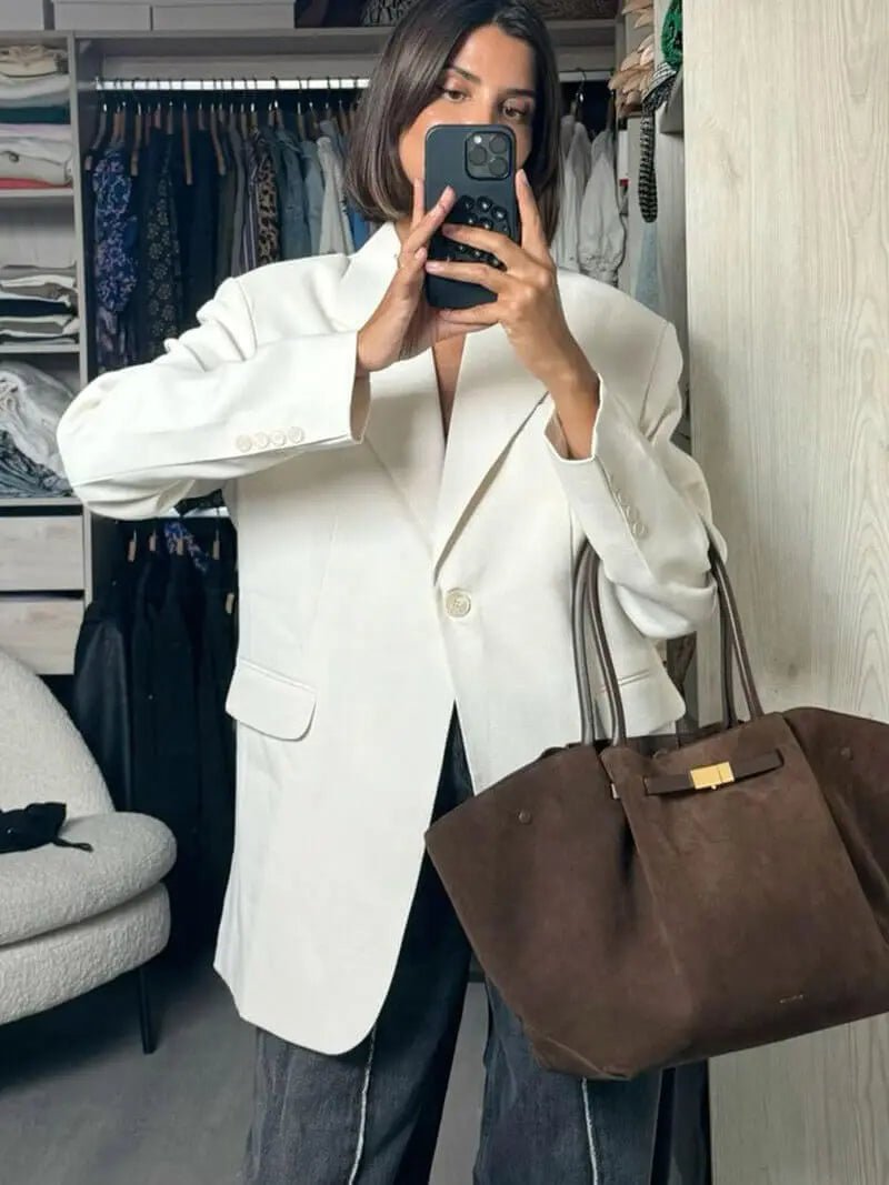 Melany | Strukturierte Tote Bag aus braunem Wildleder mit goldfarbenem Verschluss, Tragegriff & Schulterriemen