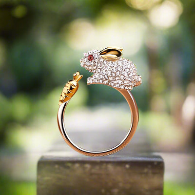 LEORA - Eleganter verstellbarer Silberring mit niedlichem Häschen & Karotte, verziert mit funkelnden Kristallen